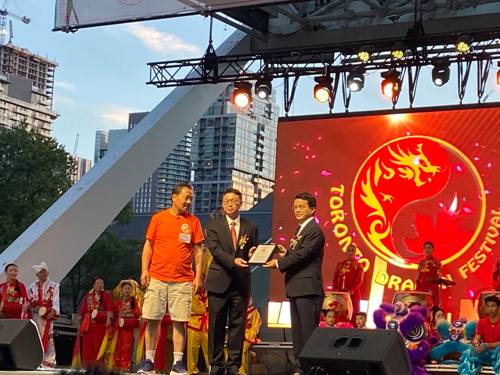 颁奖.jpg 颁奖.jpg