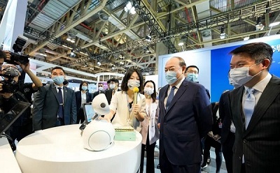 产业大会特首巡馆1.jpg BET体育365投注官网