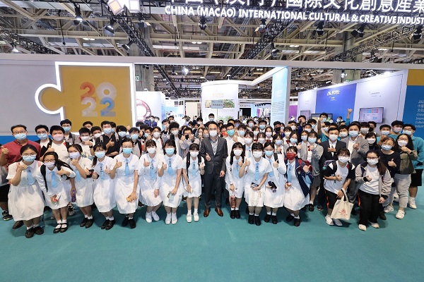 产业大会学生参观2.jpeg BET体育365投注官网